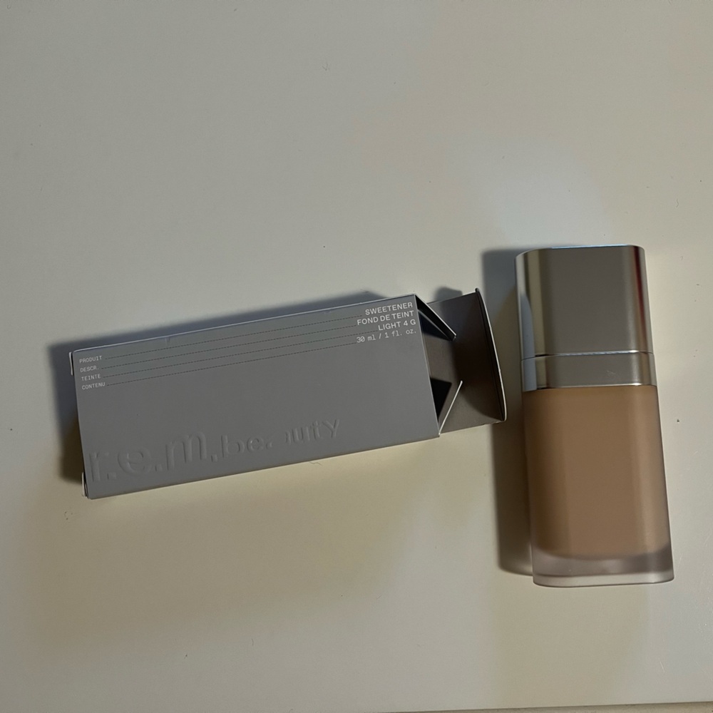New R.E.M Beauty Sweetener Foundation Light 4 G 1 FL